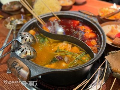 Celebración De Acción De Gracias Con Delicias Picantes De Brochetas De Olla Caliente De Chongqing